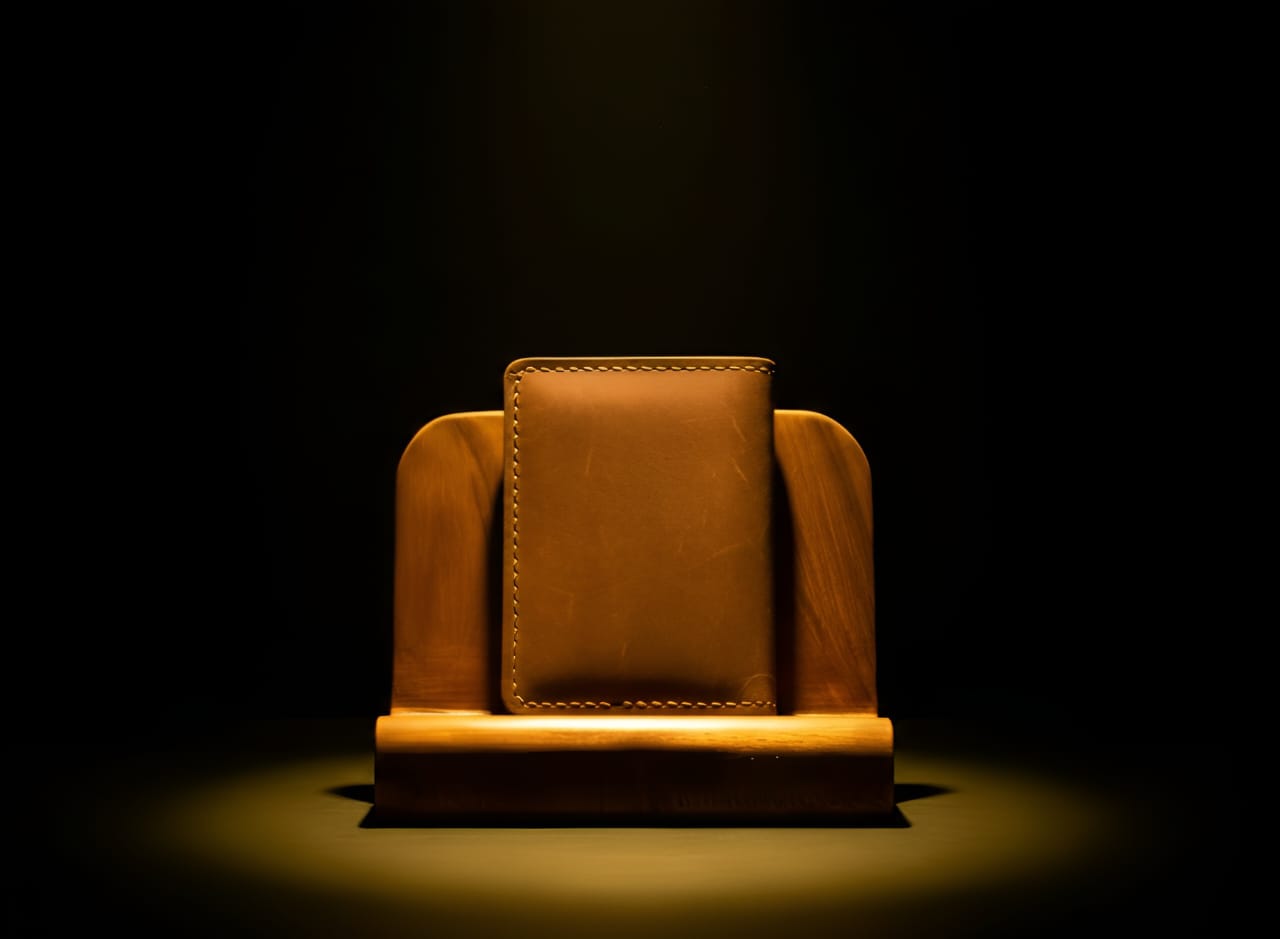 Trust Carries Brown Oil Pull-Up Leather Cardholder Front View