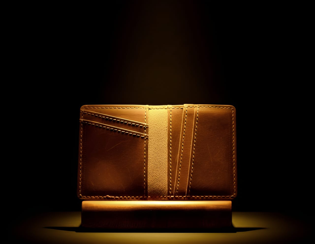 Trust Carries Brown Oil Pull-Up Leather Cardholder Open View