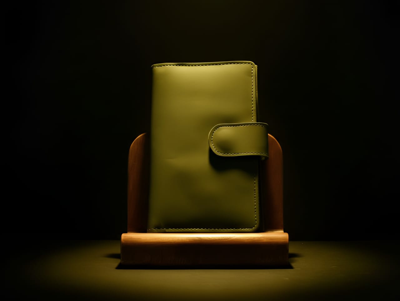 Trust Carries Oil Pull-Up Cow Leather Coat Wallet Front View
