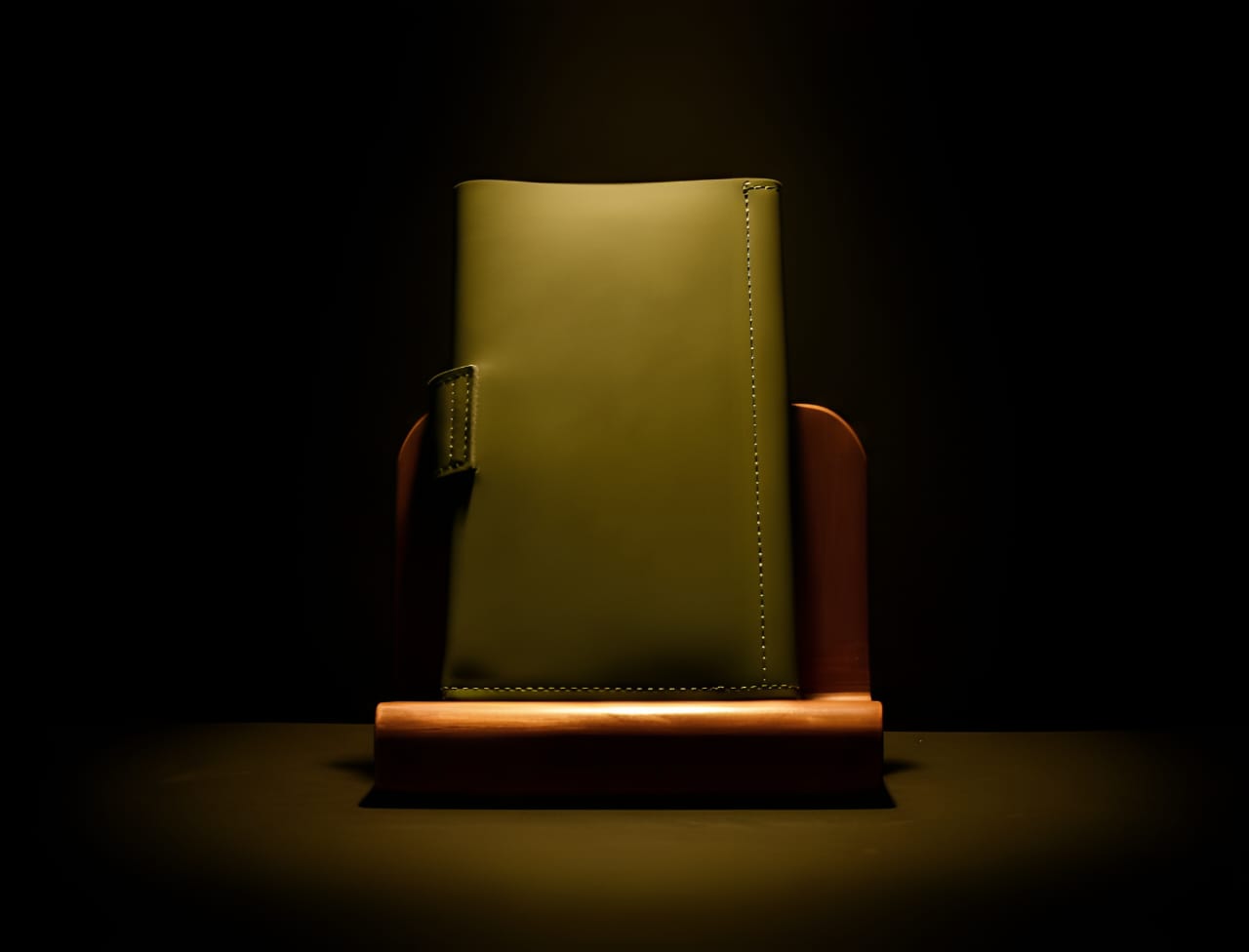 Trust Carries Oil Pull-Up Cow Leather Coat Wallet Side View