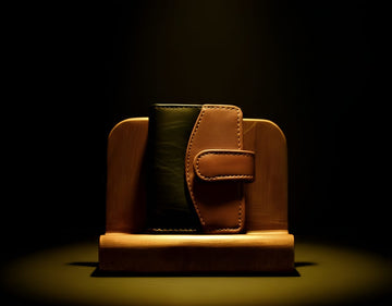 Trust Carries Two Color Lopy Cardholder Black and Brown Cow Leather
